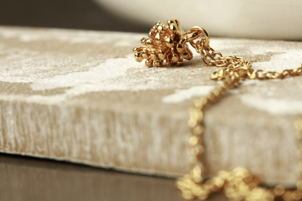 Tannenzapfen Halskette vergoldet als minimalistischer Herbst Schmuck und als außergewöhnliches Geschenk für Sie und Naturfreunden